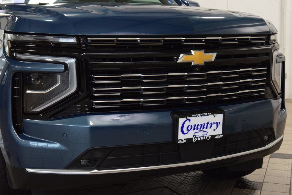 Used 2025 Chevrolet Suburban High Country AWD/4WD image 13
