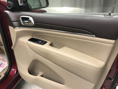 Used 2018 Jeep Grand Cherokee Overland AWD/4WD image 19