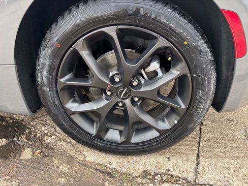 Used 2025 Chrysler Pacifica Limited image 34