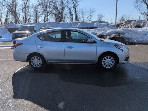 Used 2019 Nissan Versa SV image 4