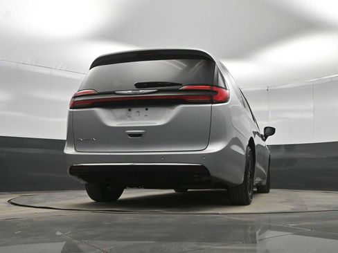 Used 2024 Chrysler Pacifica Touring-L image 35