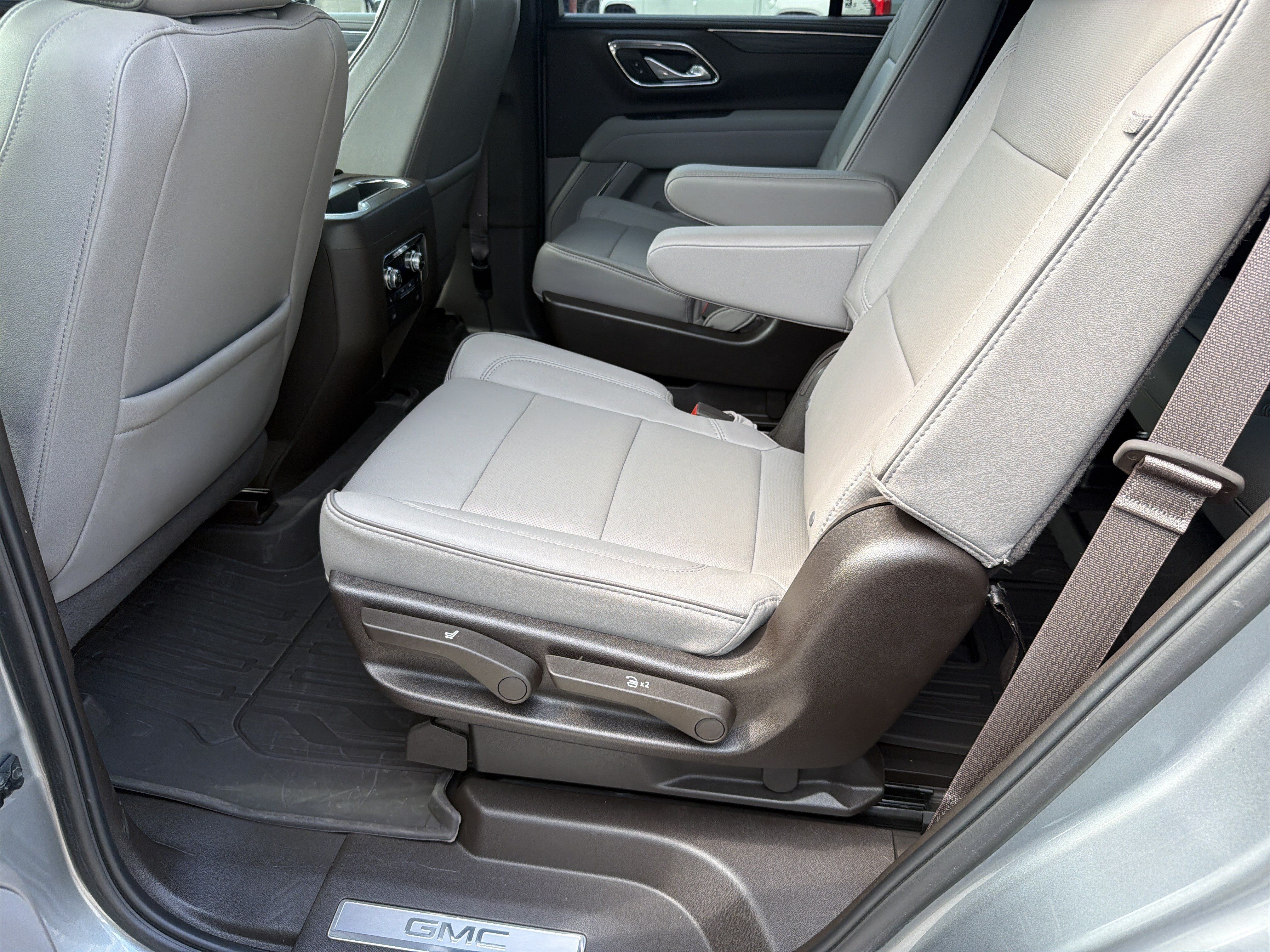 Used 2024 GMC Yukon SLT w/ SLT Luxury Package AWD/4WD image 32