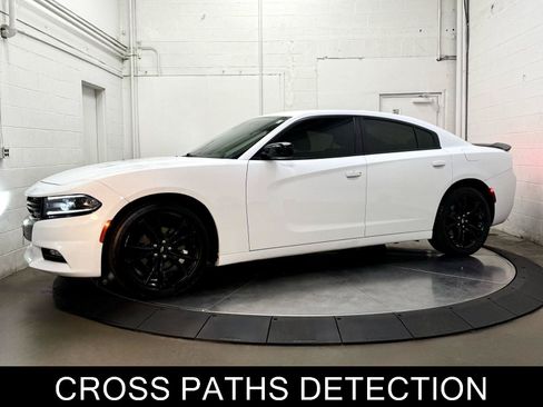 Used 2017 Dodge Charger SXT w/ Blacktop Package RWD image 4