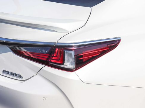 Used 2024 Lexus ES 300h w/ Premium Package FWD image 8