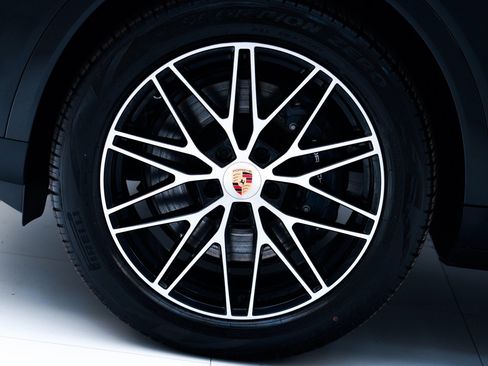 Certified 2026 Porsche Cayenne AWD/4WD image 12