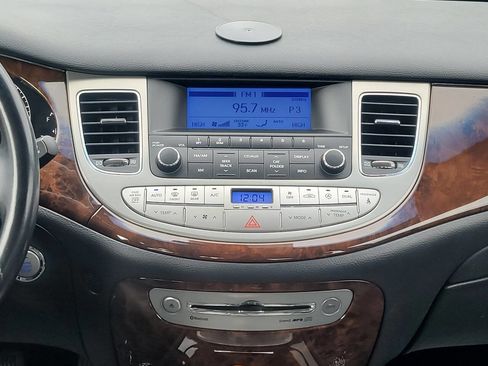 Used 2011 Hyundai Genesis 3.8 image 7