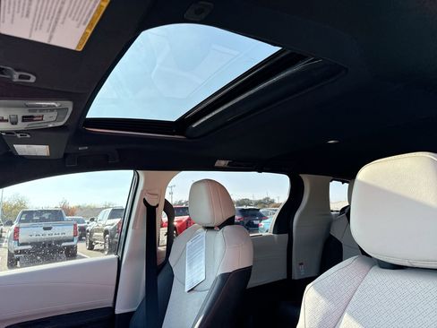 Certified 2025 Toyota Sienna Limited image 16