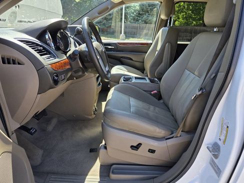 Used 2015 Chrysler Town & Country Touring FWD image 14