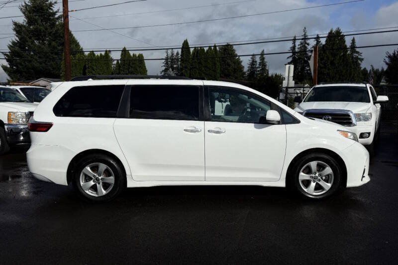 Used 2018 Toyota Sienna LE FWD image 1