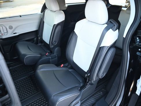 Used 2025 Toyota Sienna XSE image 35