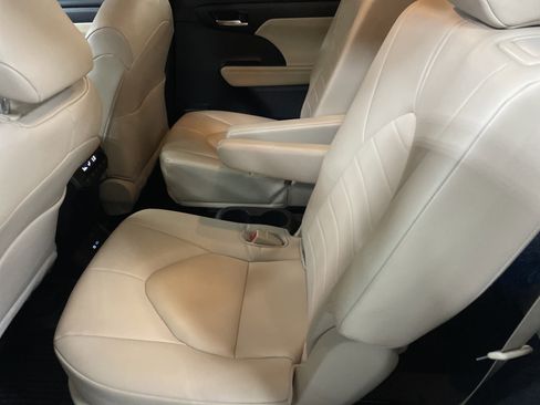 Used 2023 Toyota Highlander XLE image 32