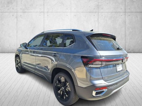 Used 2025 Volkswagen Taos SE FWD image 3