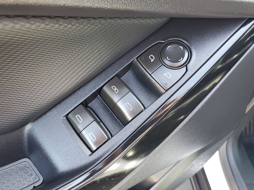 Used 2026 Chevrolet Equinox LT w/ Safety and Technology Package FWD image 23