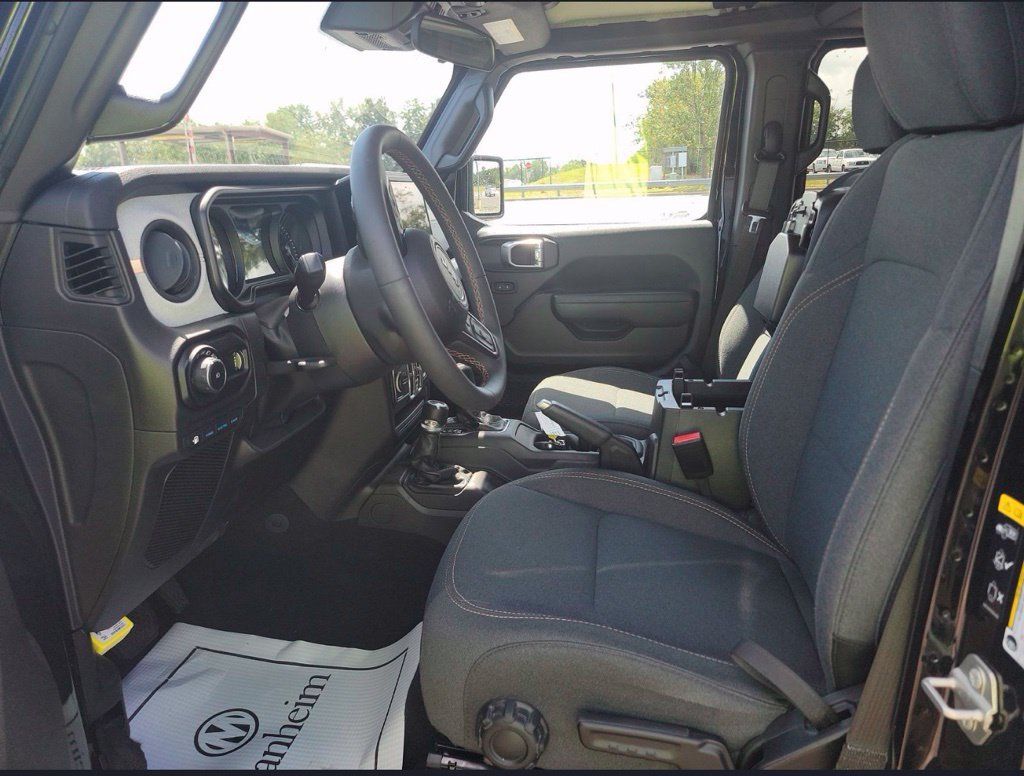 Used 2024 Jeep Wrangler Unlimited w/ Convenience Group AWD/4WD image 3