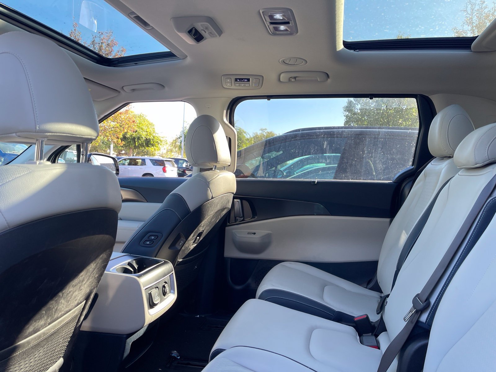 Used 2025 Kia Carnival SX Prestige FWD image 4