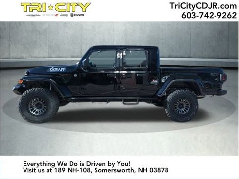 New 2025 Jeep Gladiator Sport image 2