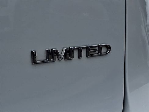 Used 2018 Chrysler Pacifica Limited image 33