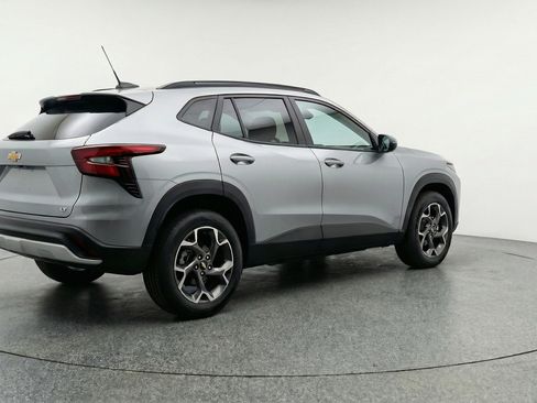 Used 2025 Chevrolet Trax LT w/ LT Convenience Package image 9