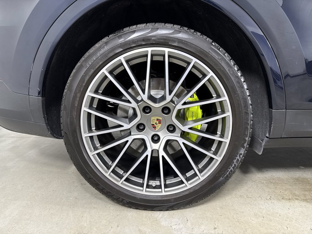 Certified 2023 Porsche Cayenne Platinum Edition AWD/4WD image 16