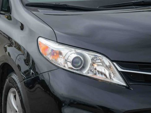 Used 2020 Toyota Sienna LE w/ Carpet Mat Package FWD image 4