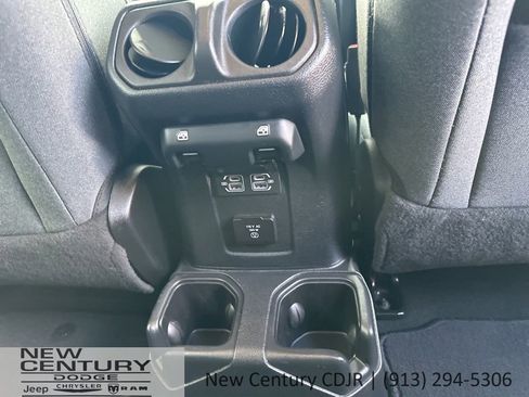 Used 2025 Jeep Wrangler Unlimited Sahara AWD/4WD image 18