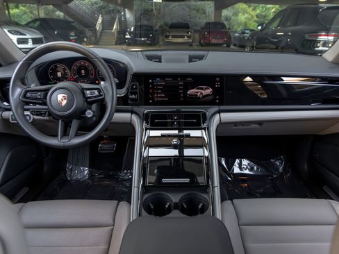 Certified 2025 Porsche Panamera RWD image 41