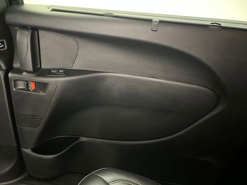 Used 2025 Chrysler Pacifica Select FWD image 28
