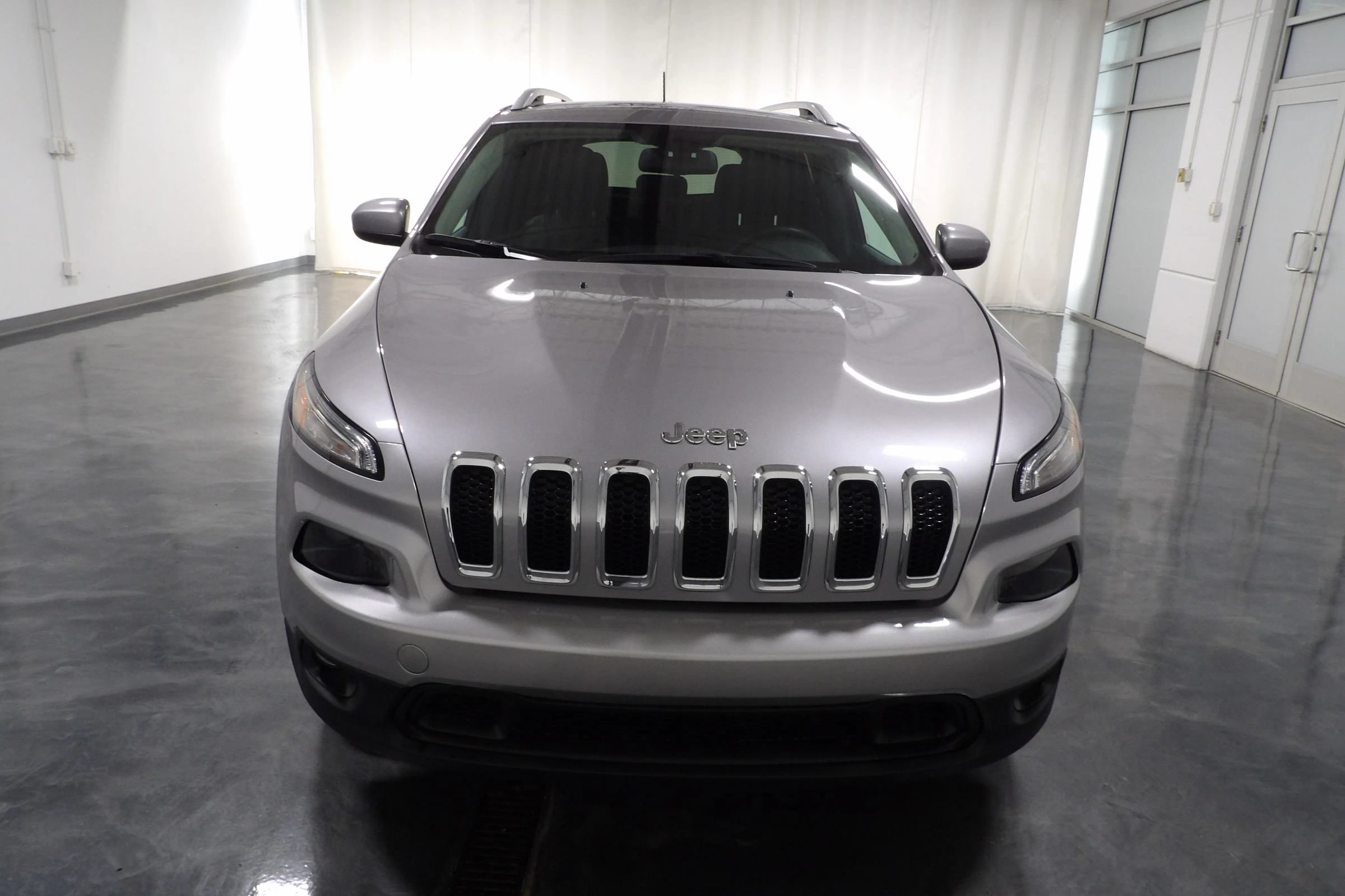Used 2018 Jeep Cherokee Latitude Plus w/ Cold Weather Group AWD/4WD image 2