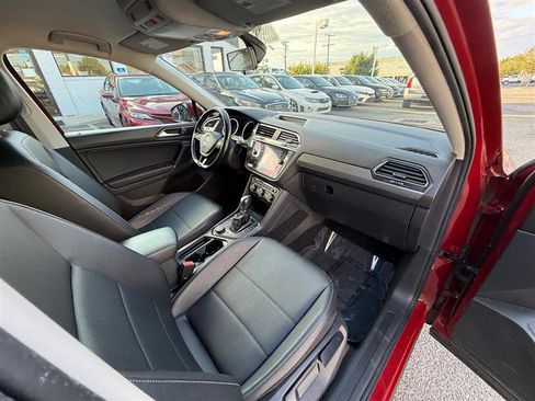 Used 2018 Volkswagen Tiguan SE AWD/4WD image 29