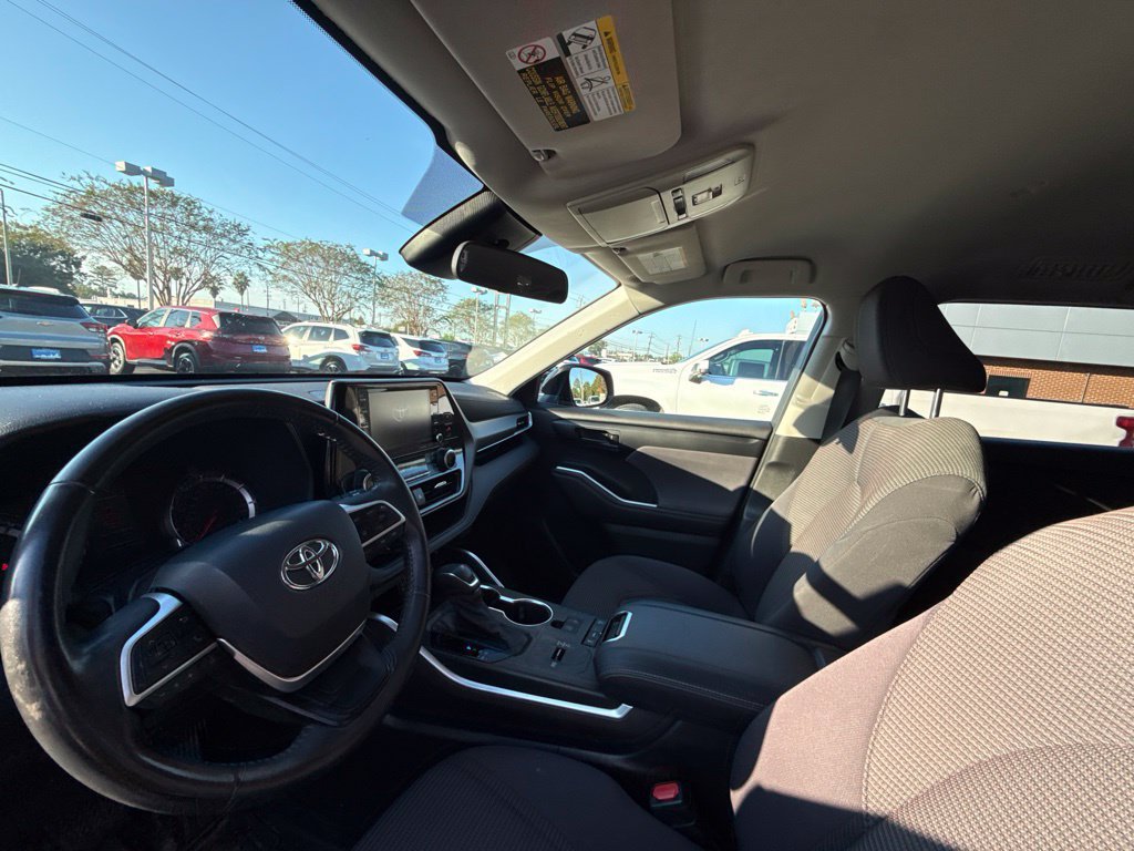 Used 2022 Toyota Highlander LE FWD image 11