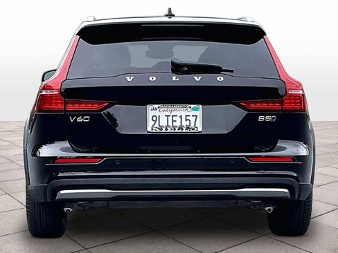 Used 2025 Volvo V60 B5 Cross Country Plus image 7