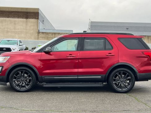 Used 2017 Ford Explorer XLT w/ Equipment Group 202A image 9
