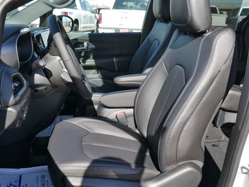 New 2026 Chrysler Pacifica Select FWD image 4