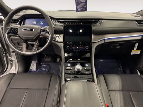 New 2025 Jeep Grand Cherokee Overland w/ Luxury Tech Group IV AWD/4WD image 10
