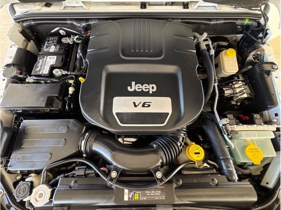 Used 2017 Jeep Wrangler Unlimited Sahara w/ Connectivity Group AWD/4WD image 27