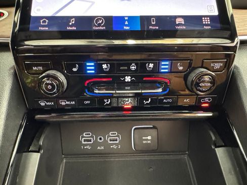Used 2024 Jeep Grand Cherokee L Summit w/ Luxury Tech Group V AWD/4WD image 31