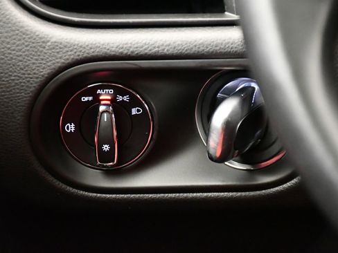 Used 2025 Porsche Macan image 25