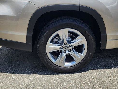 Used 2016 Toyota Highlander Limited FWD image 10