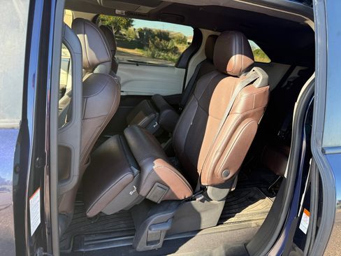 Used 2022 Toyota Sienna Platinum image 16