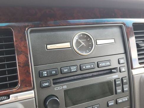 Used 2006 Lincoln Town Car Signature Limited RWD image 19