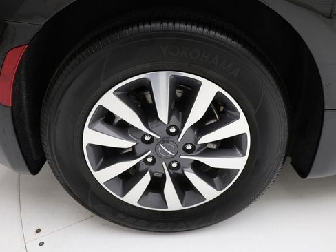 Used 2024 Chrysler Pacifica Select image 9