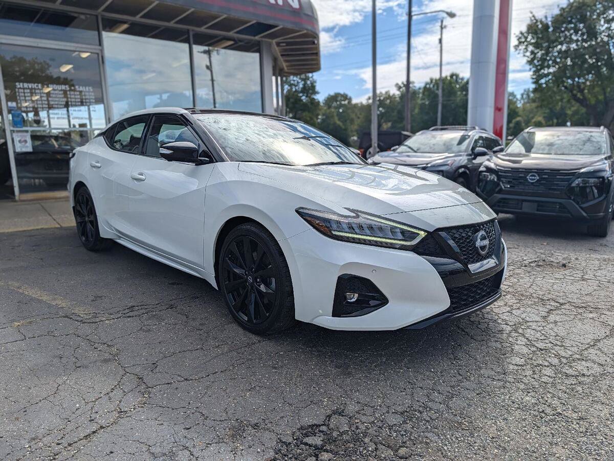 Used 2023 Nissan Maxima SR w/ Sport Mat Group FWD image 15