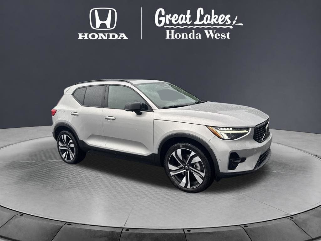 Used 2023 Volvo XC40 B5 Plus w/ Driver Assist Package AWD/4WD image 4