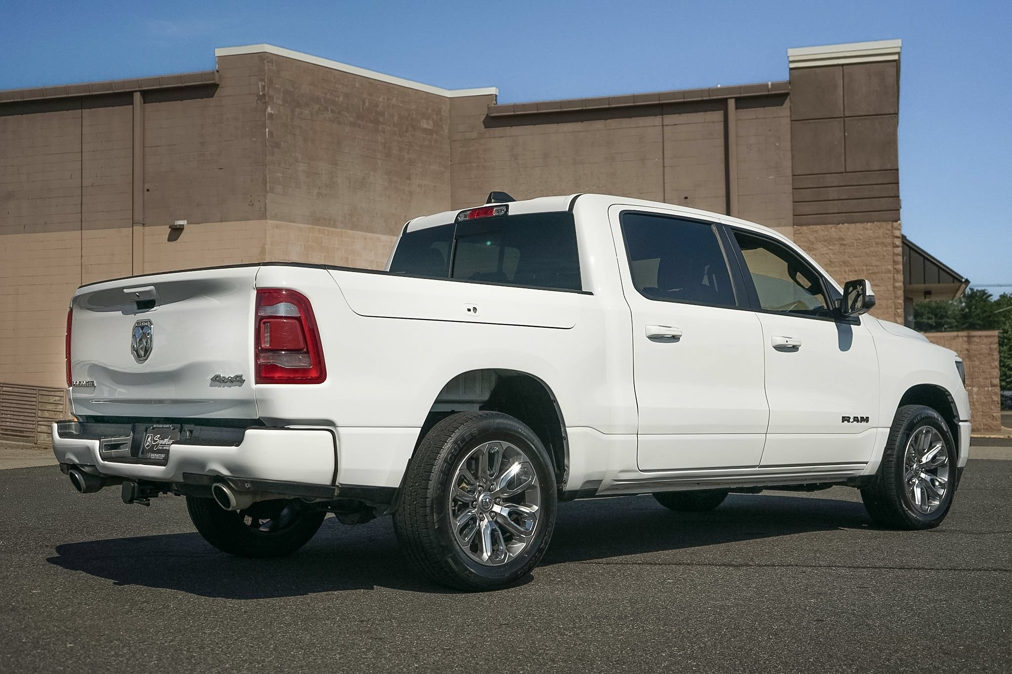 Used 2023 RAM 1500 Laramie AWD/4WD image 4