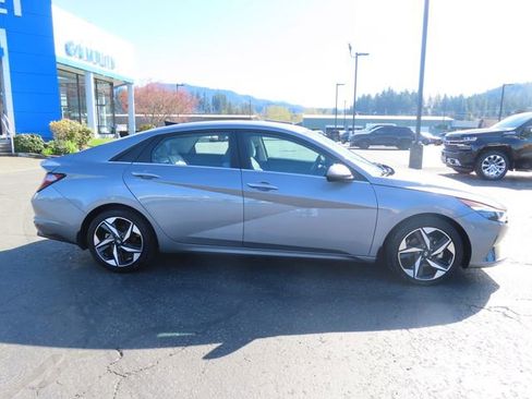 Used 2022 Hyundai Elantra Limited image 9