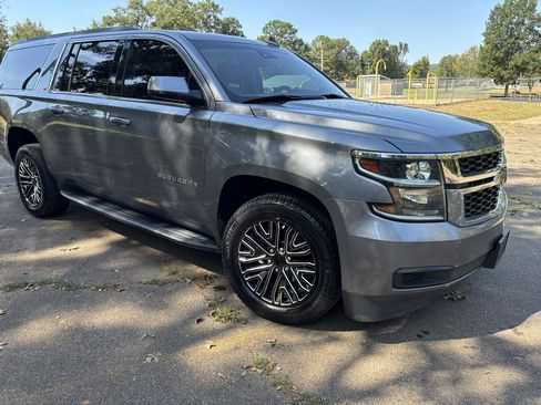 Used 2019 Chevrolet Suburban LT RWD image 3