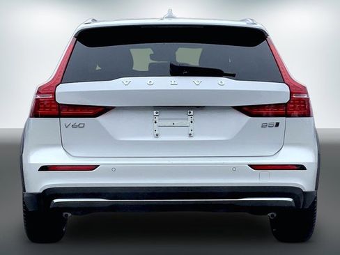 Used 2025 Volvo V60 B5 Cross Country Plus image 3