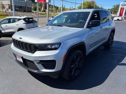 Used 2024 Jeep Grand Cherokee Altitude AWD/4WD image 3