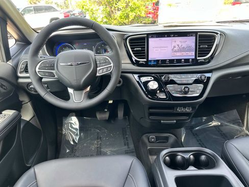 New 2025 Chrysler Pacifica Select image 15