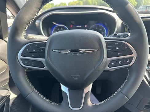 Used 2025 Chrysler Pacifica Select FWD image 20